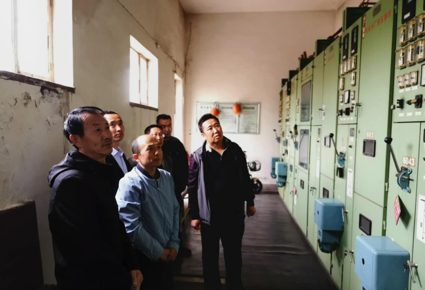 公司總經(jīng)理王建人在供水、污水生產(chǎn)一線(xiàn)開(kāi)展...