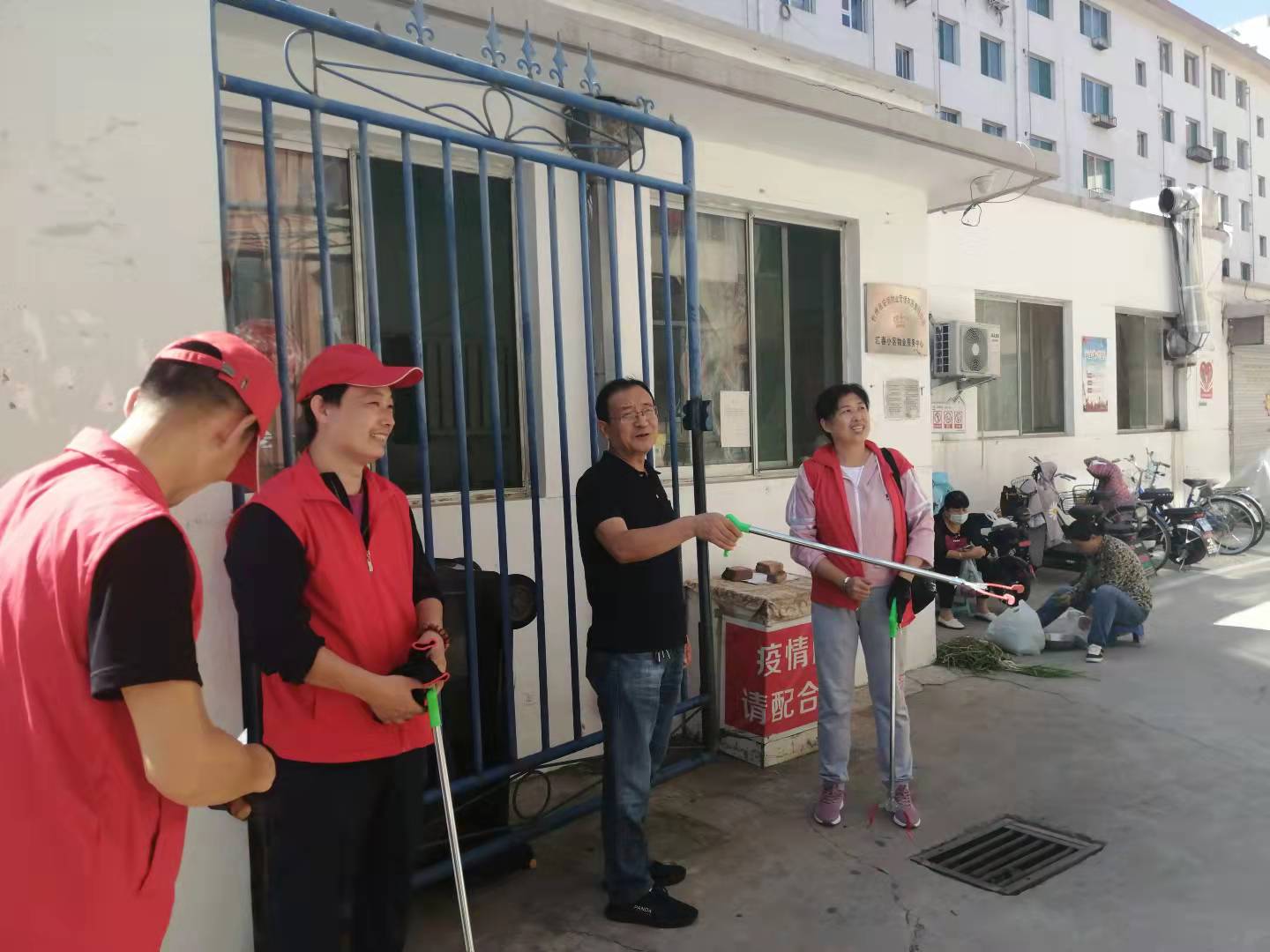 01-9月9日黨委委員、財務(wù)總監(jiān)辛建人在匯春小區(qū)檢查指導志愿者服務(wù).jpg